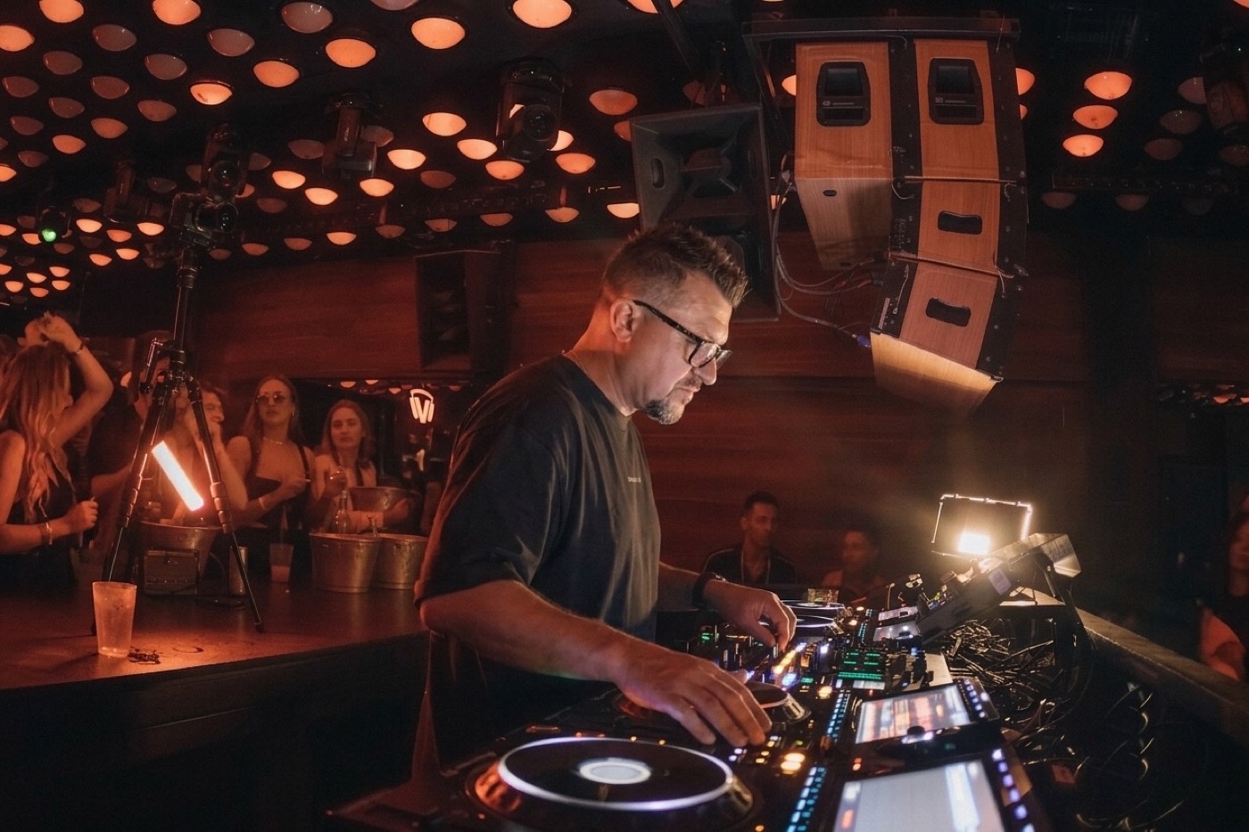 DJ NEO 75 w klubie przy konsolecie i światłach